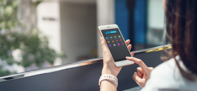 En kvinna som ska göra en tidredovisning med sin telefon