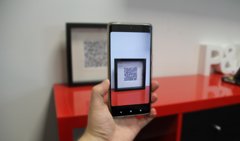 Bild som illustrerar att man kan stämpla in med en QR-kod.